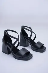 Sandalias de cuero color cobre con plataforma y taco cuadrado. Tiras cruzadas sobre el empeine y pulsera con hebilla al tobillo.