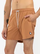 Short de baño marrón con bordado de enredadera en la pierna, cintura elástica con cordón regulable, bolsillos laterales y trasero con cierre.