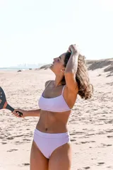 Top de bikini rojo con breteles finos.