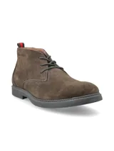 Botines de gamuza color marrón con cordones, suela de goma y plantilla de cuero.