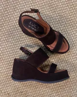 Sandalias de cuero vacuno color marrón, con plataforma y tiras cruzadas.