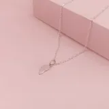 Dije de plata 925 con forma de corazón partido en dos mitades, cada una con un aro para colgar.