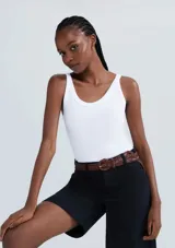 Musculosa ajustada color crema, con cuello redondo y tejido acanalado.