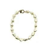 Collar corto de perlas de resina que imitan perlas barrocas, con cierre de acero dorado.