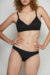 Conjunto de lencería negro, compuesto por un corpiño triangular sin aro y una bombacha tipo bikini.