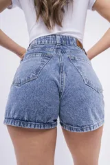 Short de jean celeste con lavado claro, tiro alto y corte ajustado.