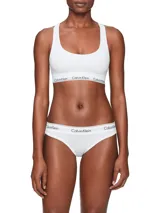Conjunto Calvin Klein de top deportivo y bombacha clásica, ambos blancos con banda elástica con el logo de la marca.