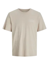 Camiseta color beige claro de manga corta y cuello redondo, con logo de la marca estampado en el pecho.