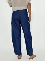 Pantalón de denim azul oscuro, corte recto, con bolsillos laterales y traseros.