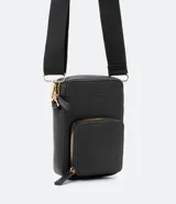 Bolso bandolera porta celular color negro, con correa ajustable y cierres de cremallera.