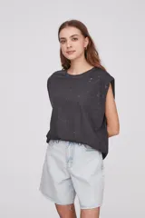 Remera sin mangas color gris oscuro con cuello redondo y corte holgado.