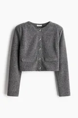 Saco corto de punto color gris jaspeado, con cuello redondo, cierre frontal con botones metálicos y bolsillos de parche decorativos.