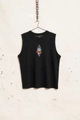 Musculosa negra sin mangas con cuello redondo y un estampado frontal que simula una rosa en llamas con texto en cursiva debajo.