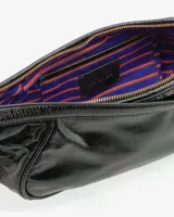 Bolso tipo baguette color borgoña de cuero brillante, con correa de hombro extraíble y herrajes dorados.