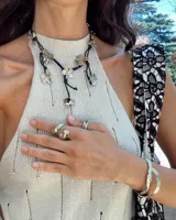 Anillo dorado con diseño irregular que simula un pétalo.