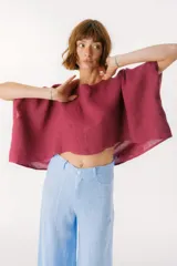 Blusa negra de lino con mangas anchas y corte crop.