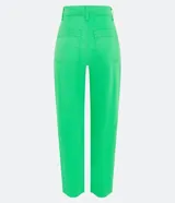 Pantalón slouchy verde lima de sarga con elastano, tiro alto, bolsillos traseros y detalle de recortes y pliegues delanteros.