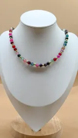 Gargantilla corta de cuentas de piedra natural ágata de colores rosa, celeste, negro y gris, con separadores de pequeñas esferas doradas.