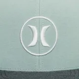 Gorra tipo snapback de color gris oscuro, con visera plana y logo Hurley bordado en negro en el panel frontal. Presenta paneles laterales y traseros con perforaciones para ventilación.