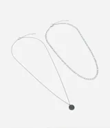 Set de dos collares para hombre, con cadena de eslabones plateada y cadena fina con colgante circular negro.