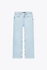 Jeans tobilleros de tiro alto color negro, corte recto y cinco bolsillos.