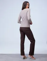 Buzo de tejido fino, color beige, con mangas tres cuartos estilo raglán.