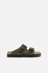 Sandalias de hombre color verde oliva con doble tira ancha de piel en el empeine y cierre mediante hebilla.