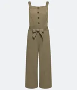 Mono pantacourt verde militar de viscosa y poliéster, con escote cuadrado, tirantes anchos con pespuntes, botones frontales contrastantes, cinturón con pespuntes para amarrar y bolsillos laterales.