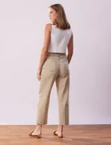 Jean recto color beige, marca Djeans, con tres bolsillos delanteros y dos traseros.