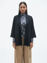 Blazer negro de corte recto, sin cierre y mangas 3/4 con botón.