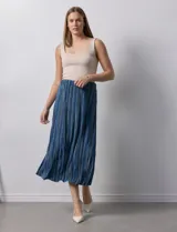 Falda midi plisada de satén con rayas verticales azules y pretina elástica.