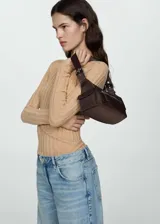 Jersey de punto fino negro, con cuello perkins, diseño entallado y manga larga.