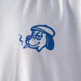 Remera blanca de corte regular con estampado en el pecho de un perro fumando con gorro y anteojos.