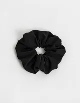 Maxi scrunchie de tela color negro.