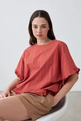 Blusa blanca con volados en mangas y ruedo.