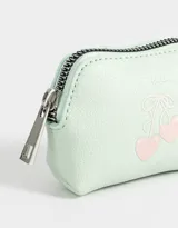 Monedero pequeño color verde agua, de cuerina, con cierre plateado y estampado de cerezas rosadas.