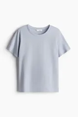 Remera celeste de algodón con cuello redondo y mangas cortas.