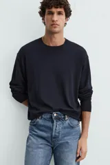 Jersey color topo de corte amplio, tejido en hilatura con mezcla de viscosa. Tiene cuello redondo, manga larga y terminaciones en rib.
