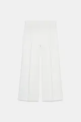 Pantalón blanco de tiro alto y pierna ancha, con cierre lateral oculto.
