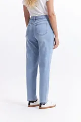 Jean mom de tiro medio, color celeste claro, confeccionado en 100% algodón.