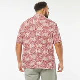 Camisa de manga corta color terracota con estampado de palmeras en blanco.