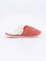 Pantuflas cerradas color rosado, con interior de felpa blanca y detalle de moño rojo.
