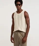 Musculosa de algodón color crema con cuello redondo y textura calada tipo ganchillo en franjas verticales.