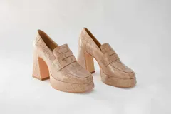 Mocasines color beige con estampado de cocodrilo, plataforma y tacón cuadrado.