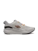 Championes deportivos Umbro modelo Impulso para hombre, color gris claro con detalles en naranja y negro. Presentan una capellada de malla transpirable, logo Umbro en el lateral y una suela gruesa con diseño moderno.