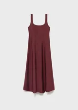 Vestido midi color borgoña, de corte evasé y tirantes anchos, con escote cuadrado y cierre de cremallera en la espalda.
