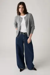 Pantalón de jean azul oscuro, corte super baggy, tiro alto y pierna extra ancha.