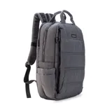 Mochila gris capitoneada con asa y correas regulables. Doble cierre principal, bolsillo al frente con apertura vertical y bolsillo trasero pequeño. Espacio para laptop de 15 pulgadas y correas ocultables.
