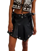 Minifalda negra de cuero vegano con corte asimétrico, estilo envolvente y herrajes metálicos. Se ata con lazos laterales.