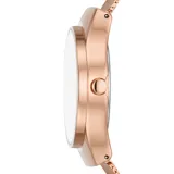 Reloj Skagen modelo Sol con caja redonda de acero color oro rosa y malla metálica a juego. Esfera negra con agujas plateadas y mecanismo solar.